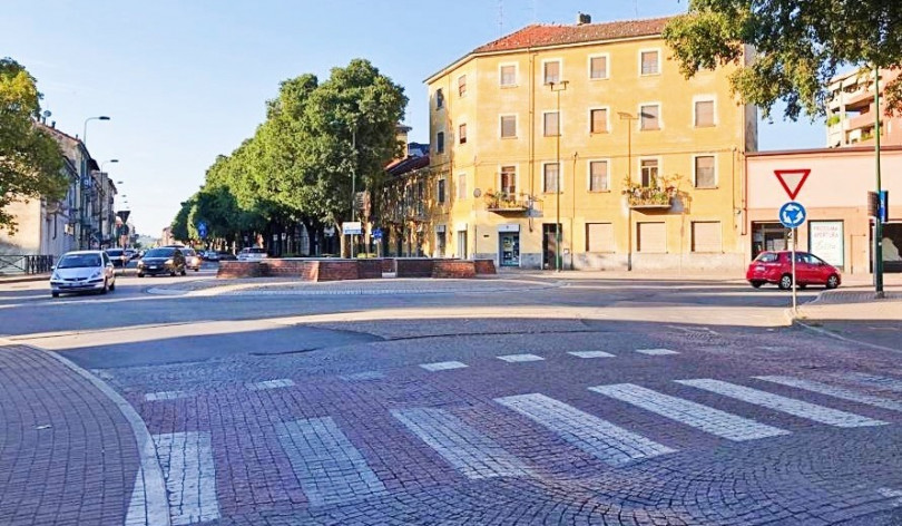 Corso Valentino a Casale: si rifanno gli attraversamenti pedonali alla rotonda con via Buozzi